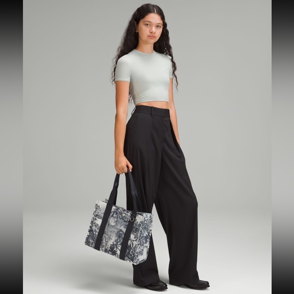 🍋💙 NWT Lululemon Boxy Tote Bag 10L Print Sketch Toile Turtledove Navy/Obsidian - Picture 2 of 16